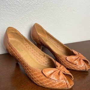 Vintage Women's Tan Peep-Toe Heels